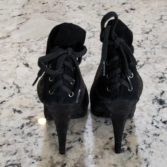 BCBG leather faux snake Holiday heels - Picture 3 of 8